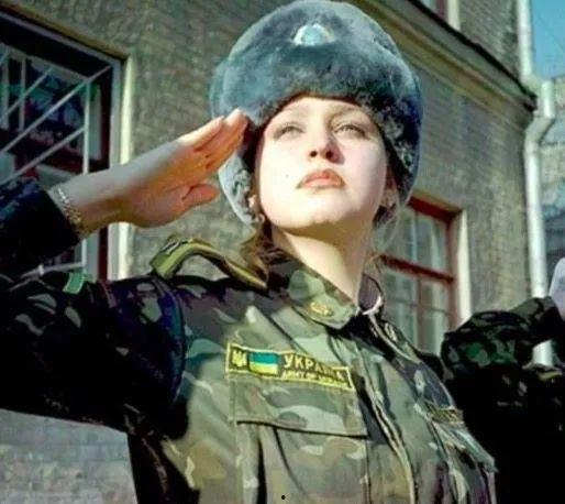 乌克兰女兵吃瓜,战火中的甜蜜瞬间