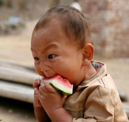 爰吃瓜的男孩,揭秘“爰吃瓜的男孩”的瓜界传奇